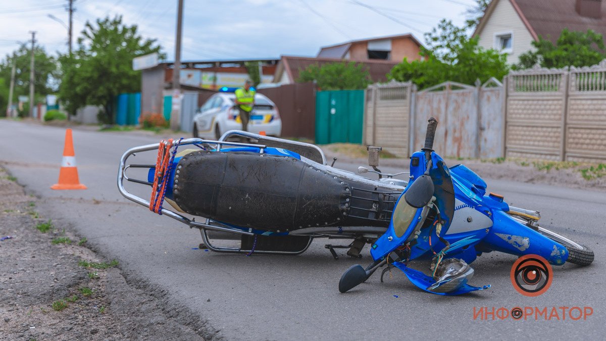 В Днепре на Береговой мужчина упал с мотоцикла: его забрала скорая