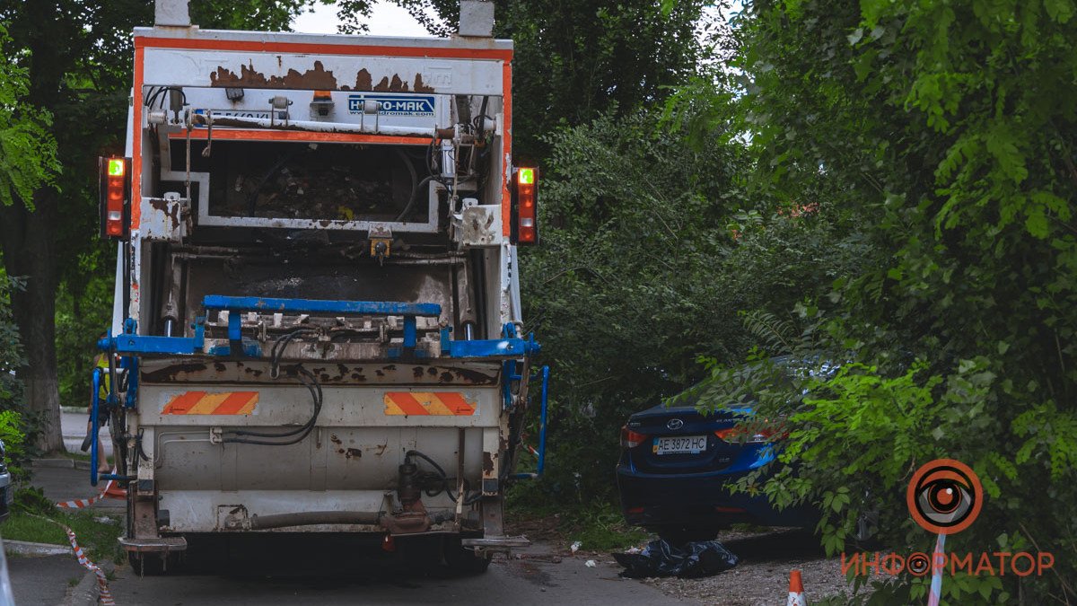 В Днепре водитель мусоровоза переехал голову своему напарнику