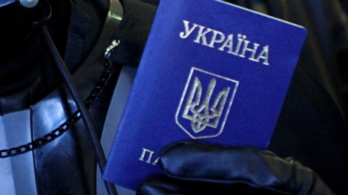 В Днепре 27-летний нелегал продавал студентам-иностранцам поддельные паспорта