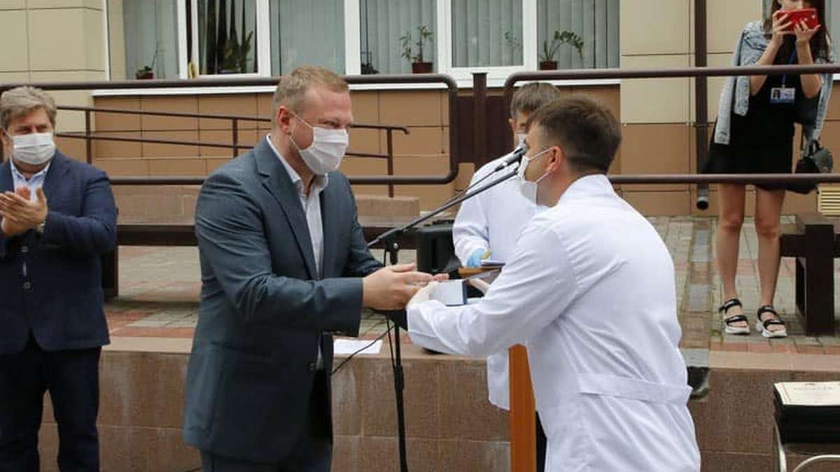 Святослав Олейник поздравил врачей больницы имени Мечникова с Днем медработника