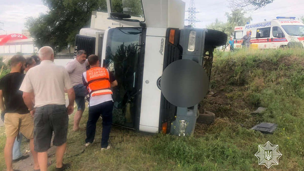 В Днепре на Донецком шоссе Mercedes съехал в кювет и перевернулся: погиб мужчина