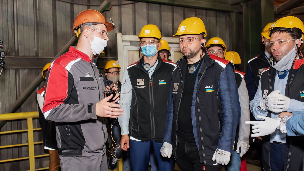 Лидеры партии «Слуга народа» посетили завод «Интерпайп Сталь»