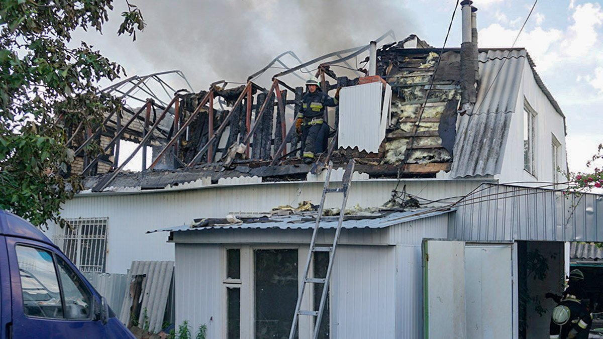 В Днепре на Игрени горел жилой дом: огонь охватил крышу и второй этаж