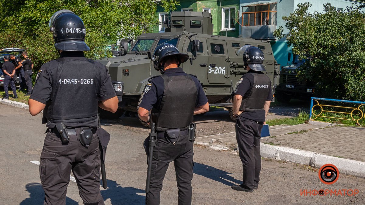 В Днепре на Данилы Галицкого заметили вооруженных правоохранителей и спецтехнику: что происходит