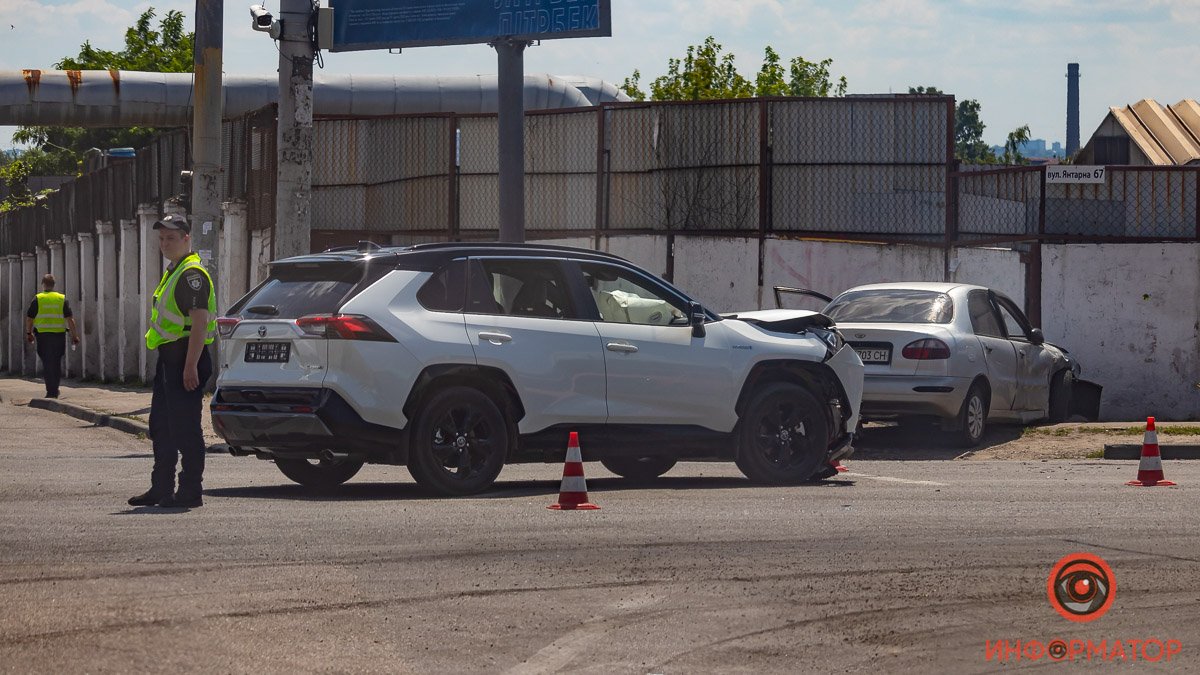 В Днепре на Калиновой Daewoo столкнулся с Toyota и врезался в забор: 4-летнего ребенка забрала скорая