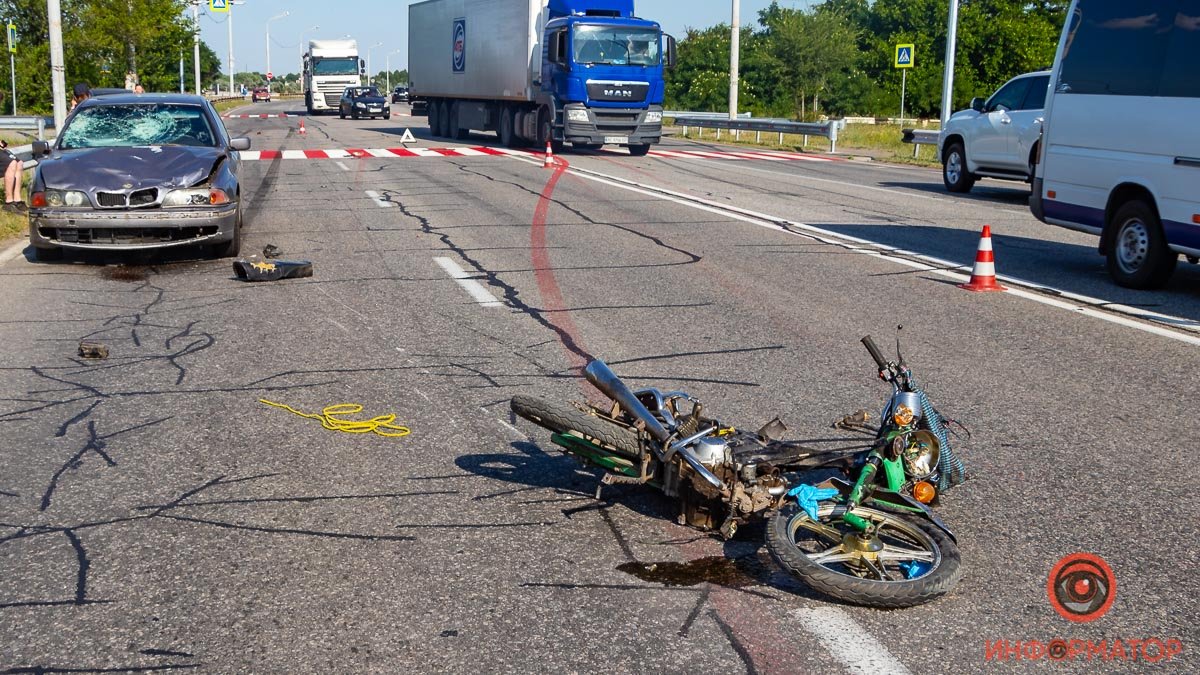 В Днепре на Полтавском шоссе BMW столкнулся с мотоциклом: мужчина умер на месте