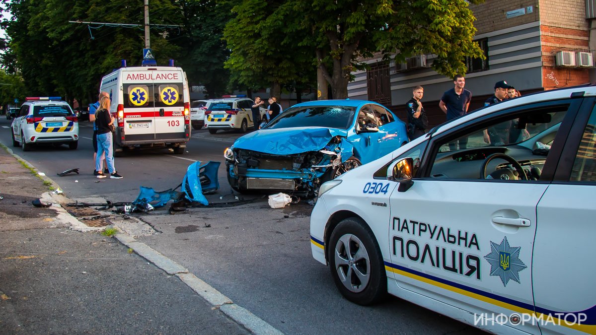 В Днепре на проспекте Яворницкого Volvo врезался в ограждение: двое пострадавших, водителя заковали в наручники