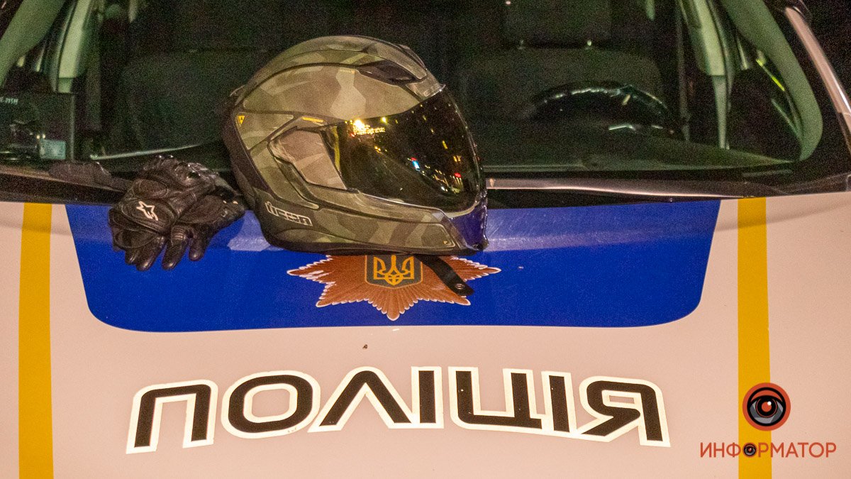 В Днепре на Сичеславской Набережной мотоциклист врезался в Land Rover: мужчину госпитализировали
