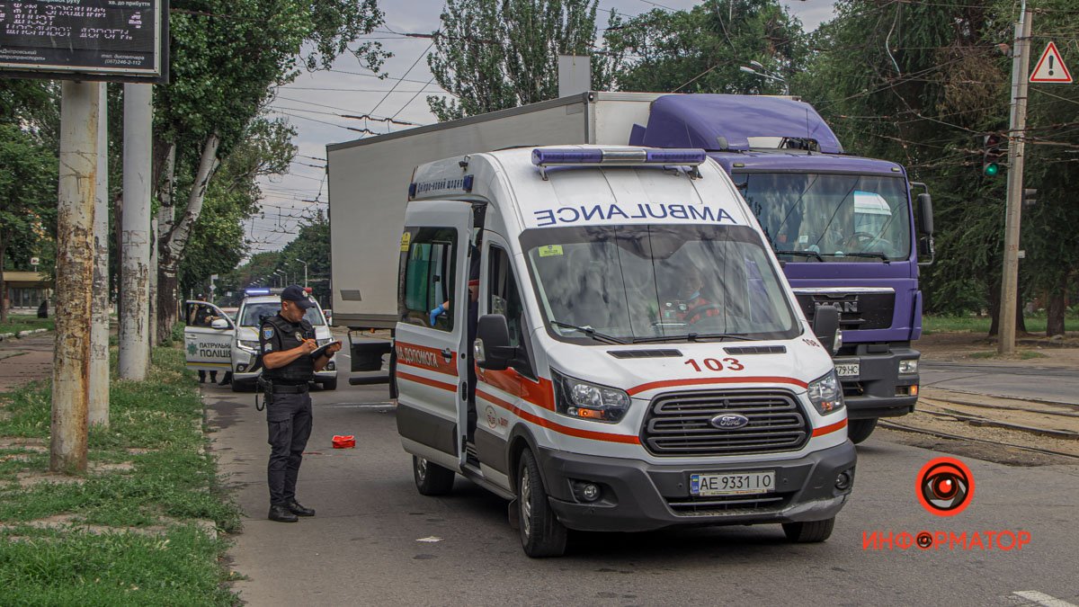 В Днепре на Сергея Нигояна ДТП с пешеходом и двумя грузовиками: видео момента