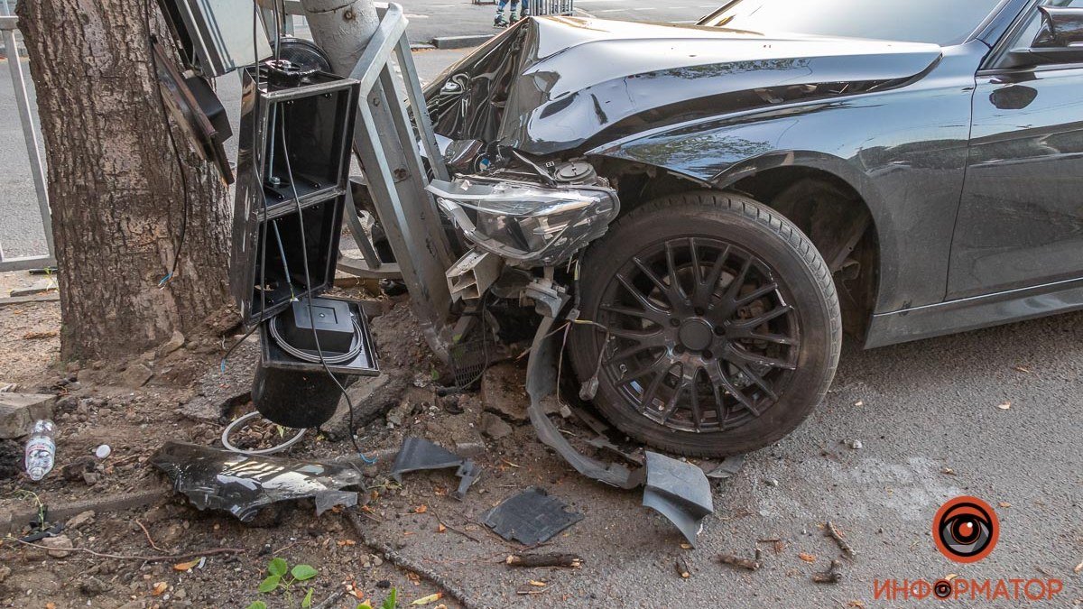 В Днепре на Сичеславской Набережной BMW врезался в светофор: видео момента аварии