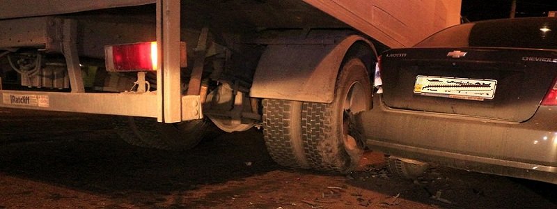 Внизу Рабочей грузовик "помял" легковушку, трамваи стоят (ФОТО, ВИДЕО)