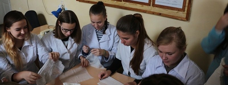 Старшеклассниц Днепра учат "защищать отечество" в коридорах госпиталя (ФОТО)