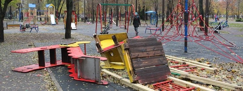 В парке Глобы устанавливают новую детскую площадку (ФОТО)