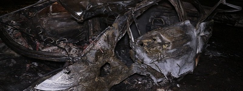 Ночная погоня в Днепре: на Яворницкого Мерседес снёс столб и сгорел дотла (ФОТО, ВИДЕО)