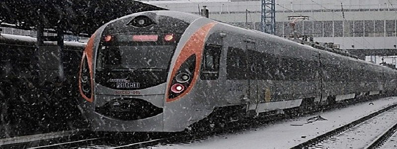 Непогода в Украине: поезда и самолеты задерживаются на несколько часов