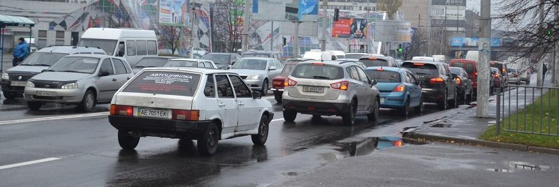 Из-за ремонта дорог в Днепре на Набережной образовались заторы (ФОТО)