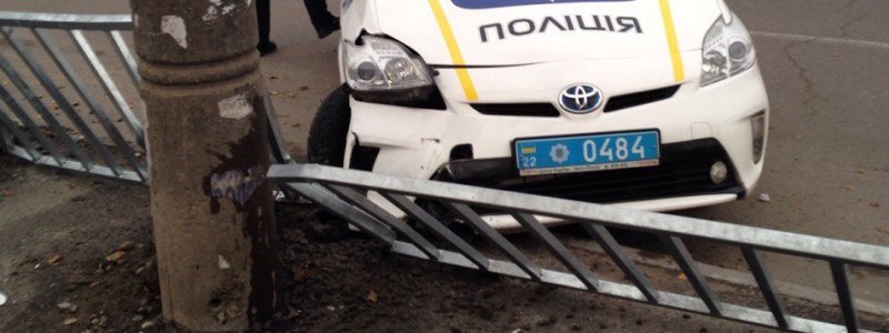 На Набережной полицейские на Toyota Prius сбили непатриотический забор (ФОТО)