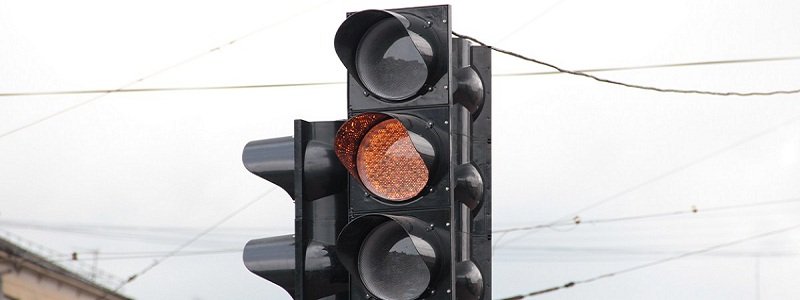 Опасный светофор на проспекте Поля привели в порядок (ВИДЕО)