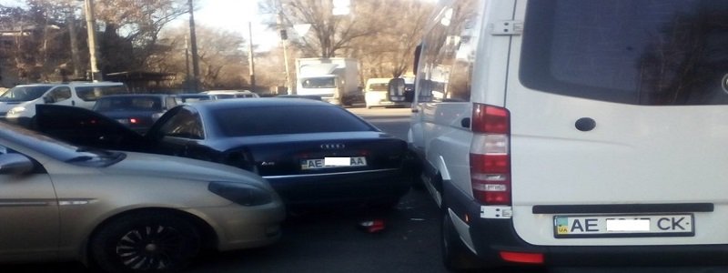 Авария на Павлова: столкнулись три автомобиля (ФОТО)
