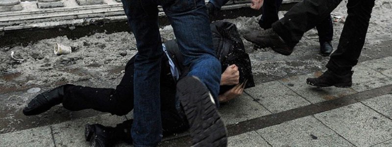 В центре Днепра полицейские подрались с хулиганами (ФОТО)