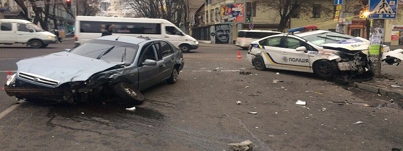 В центре Днепра такси столкнулось с полицейскими на Toyota Prius (ФОТО)