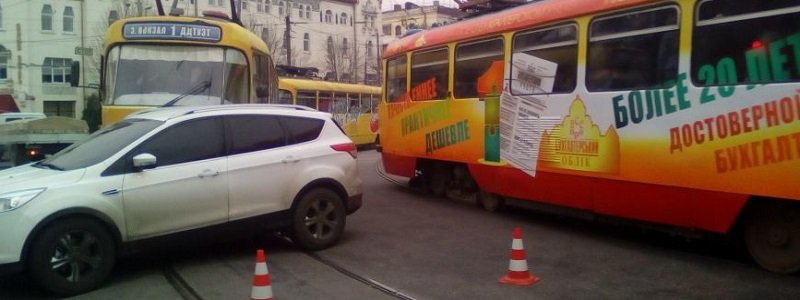 В центре Днепра из-за аварии остановились трамваи (ФОТО)