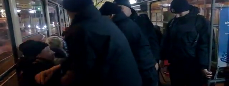 Копы вчетвером пытались вытащить мужчину из трамвая: что говорят в полиции (ВИДЕО)