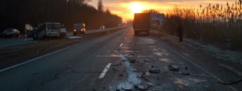 Под Днепром грузовик столкнулся с микроавтобусом: погиб человек, пятеро пострадали (ФОТО)