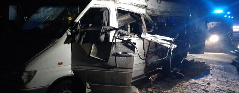 Маршрутка столкнулась с грузовиком: погибли 5 человек (ФОТО, ОБНОВЛЕНО)