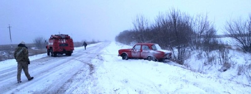 Спасатели Днепра помогают водителям выбраться из снега