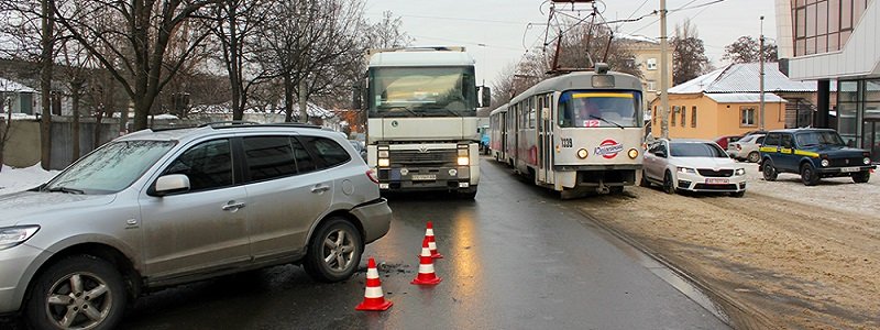 Авария на Грушевского: автомобиль перегородил трамвайные пути (ФОТО)