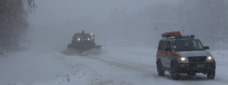 Непогода в Украине: за сутки из снежного плена вытянули 40 машин