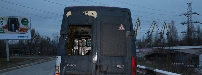 В Днепре на съезде с Кайдакского моста перевернулся грузовой автомобиль (ФОТО, ВИДЕО)