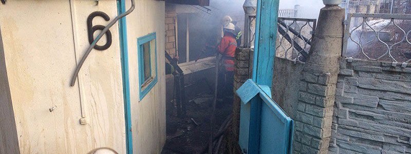 В Днепре горел жилой дом: внутри была 90-летняя женщина (ФОТО)
