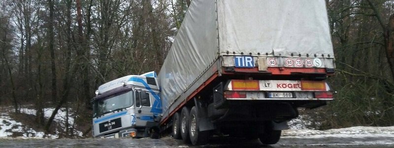 На трассе Днепр-Никополь спасатели вытащили грузовик из кювета