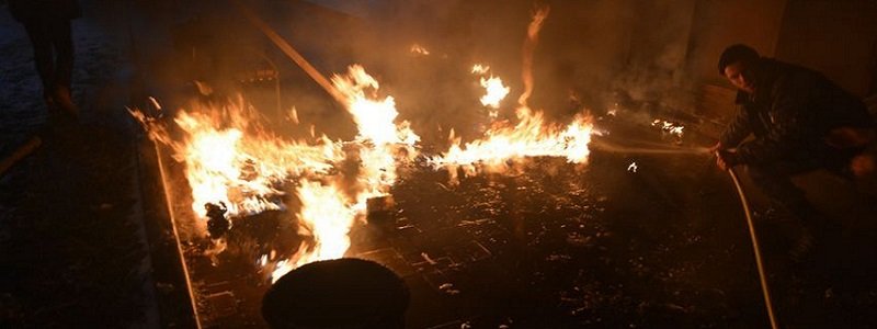 В Каменском подожгли каток, который раньше стоял в центре Днепра (ФОТО, ВИДЕО)