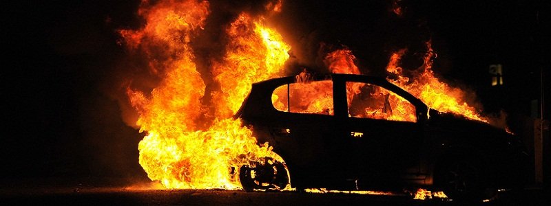 На Солнечном горел БМВ: пострадало 3 автомобиля (ФОТО)