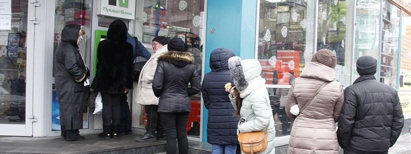 Паника вокруг ПриватБанка: есть ли очереди у банкоматов Днепра (ФОТО)