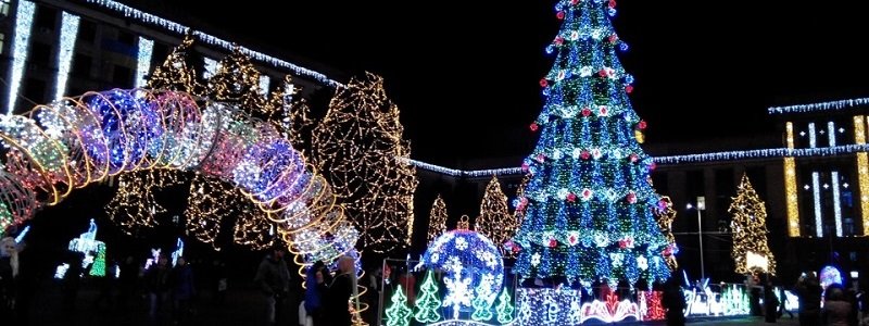 Новогодние елки в Днепре: где и когда откроют праздничные локации