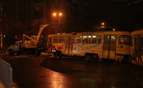 Поздно ночью в Днепре трамвай сошел с рельс (ФОТО)