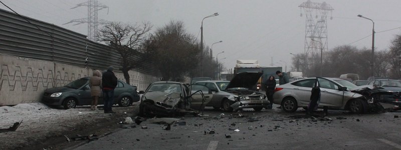 Возле Кайдакского моста столкнулись 4 машины: подробности (ФОТО)