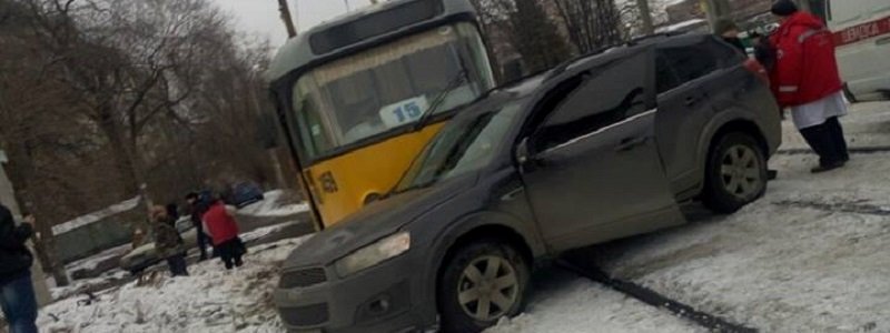 ДТП в Днепре: трамвай "протаранил" Chevrolet и протянул его по рельсам (ФОТО)