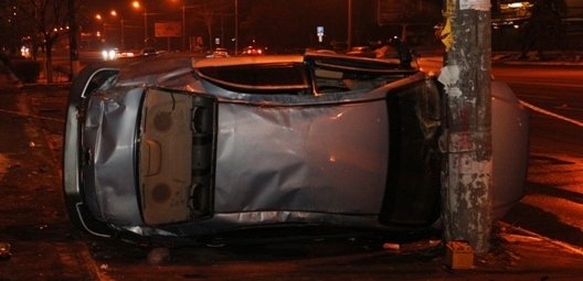 ДТП на Набережной Победы: Chevrolet протаранил грузовик Mercedes и перевернулся (ФОТО)