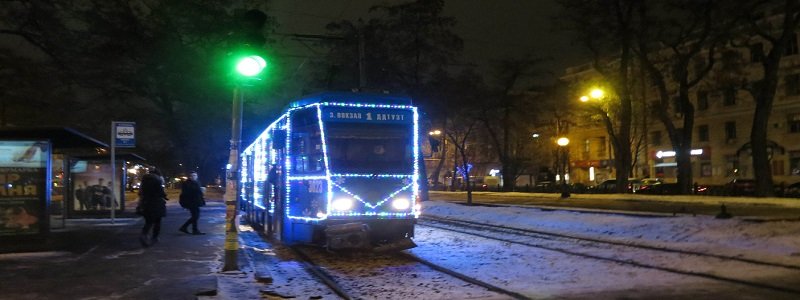 Поездка в трамвае со Снегурочкой и Дедом Морозом (ФОТО)