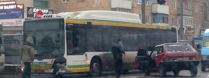 ДТП на Слобожанском: столкнулись автобус и "Восьмерка" (ФОТО)