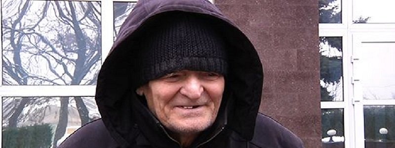 Минутка добра: полицейские Днепра вернули дедушке 80 тысяч гривен (ФОТО)