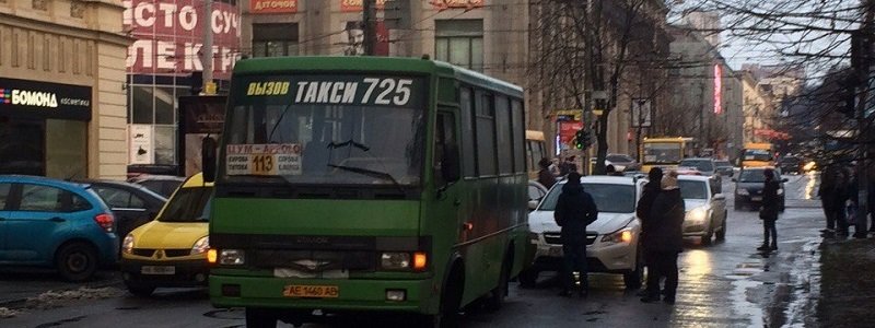 В центре Днепра столкнулись автобус и Subaru (ФОТО)