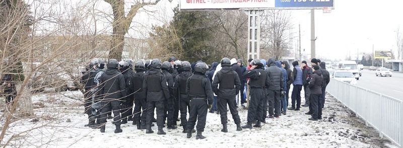 Толпы людей и драка с полицией: что за трэш происходил на Набережной утром (ВИДЕО, ФОТО)