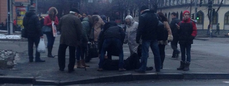Неравнодушный Днепр: прохожие спасали мужчину в центре города (ФОТО)