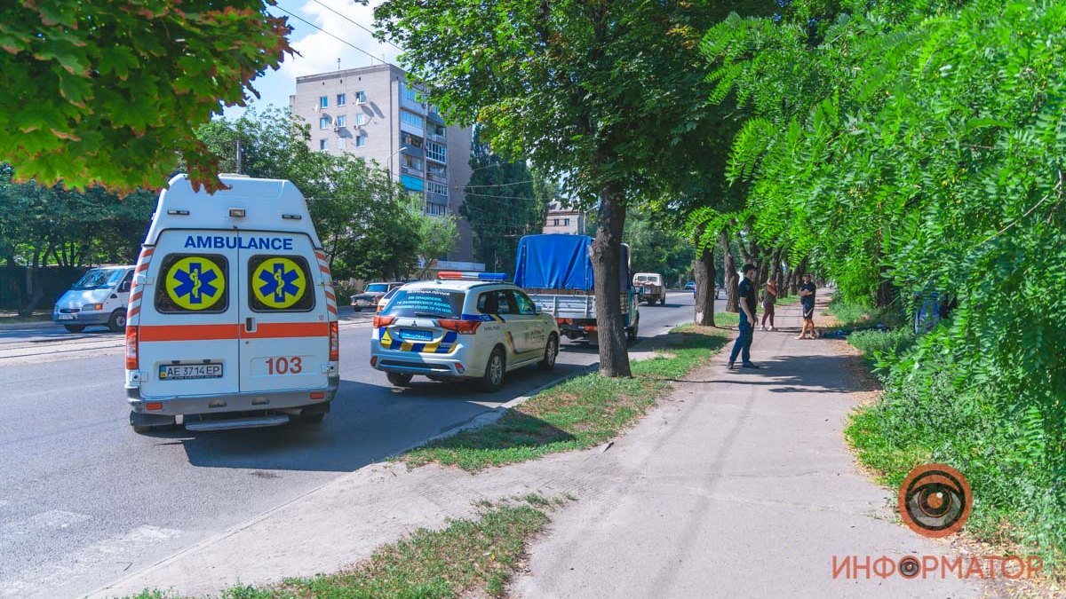 В Днепре на Богдана Хмельницкого пассажиру ГАЗели стало плохо: медикам не удалось спасти мужчину